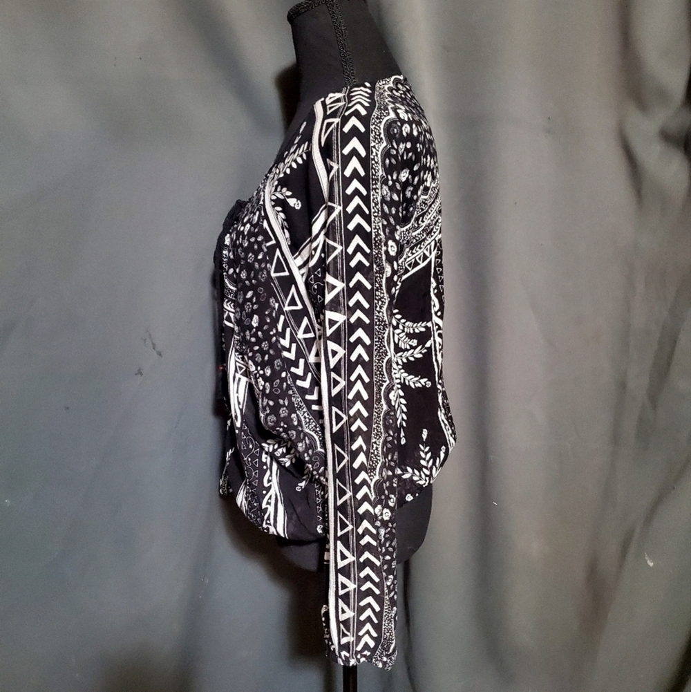 Free People Black White ‘Yo Yo Geo’ Long Sleeve Boho Peasant Blouse Size Small - Picture 2 of 7